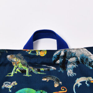 体操服袋（トカゲとネイビー、帆布淡いライトブルー）の短め持ち手ブルー
