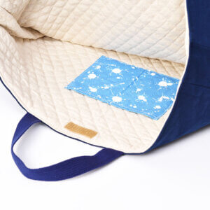レッスンバッグ(帆布ダークブルー、白いペンキと水色)の裏地キルトと内ポケットとマジックテープ