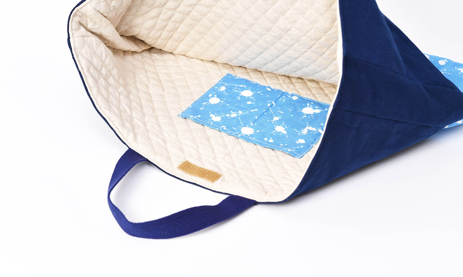 レッスンバッグ(帆布ダークブルー、白いペンキと水色)の裏地キルトと内ポケットとマジックテープ