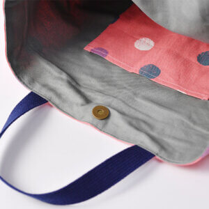 レッスンバッグ(かすれたドットとピンク、帆布ダークブルー)裏地グレーと内ポケットとマグネットボタン