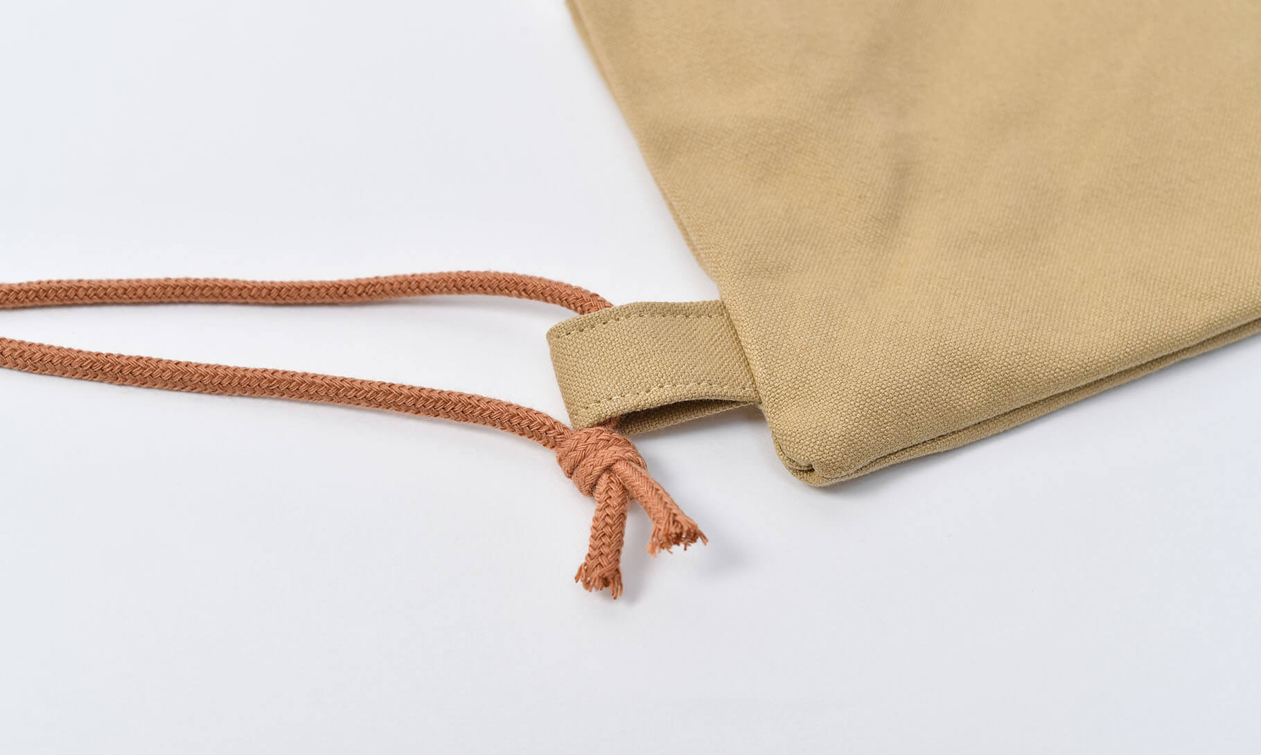 体操服袋ナップサック(ハーバリウム、帆布キャメル)紐ループ付け根部分