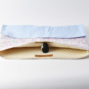 防災頭巾カバー（帆布淡いライトブルー、淡いユニコーン）開口部マジックテープ