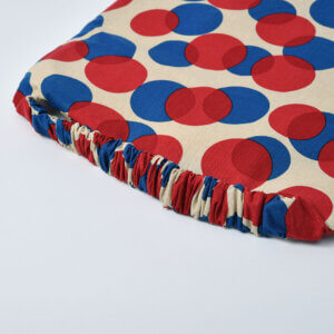 防災頭巾カバー座布団タイプ（青と赤の水玉）背面部ゴム紐