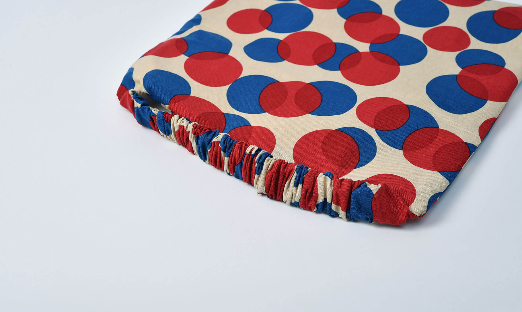 防災頭巾カバー座布団タイプ（青と赤の水玉）背面部ゴム紐