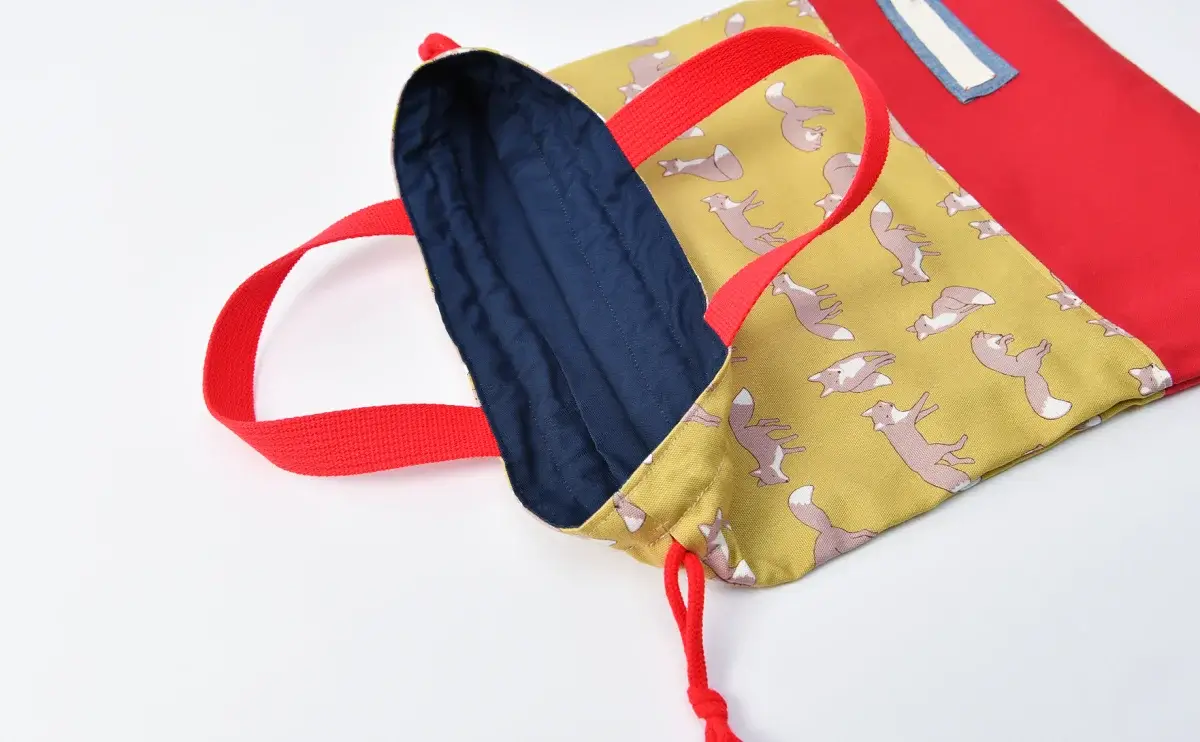 体操服袋（キツネたち、帆布レッド）裏地ネイビー、持ち手とひもの色、レッド
