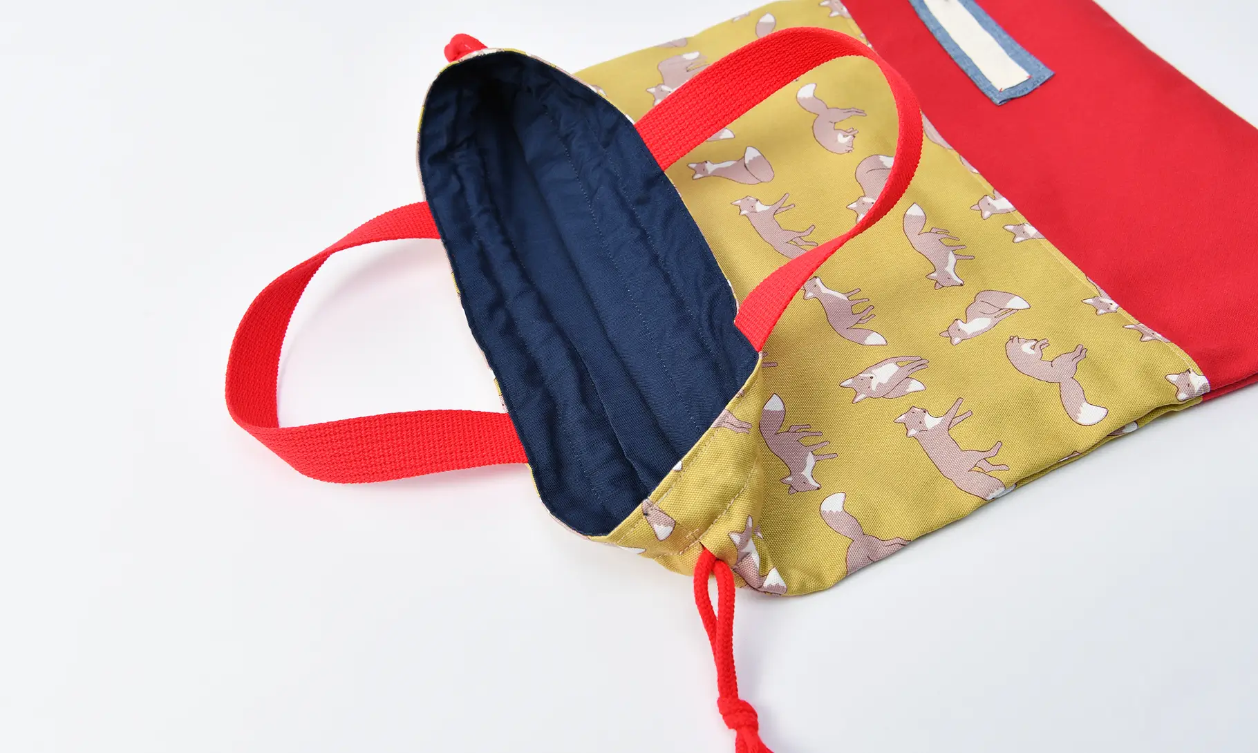 体操服袋（キツネたち、帆布レッド）裏地ネイビー、持ち手とひもの色、レッド