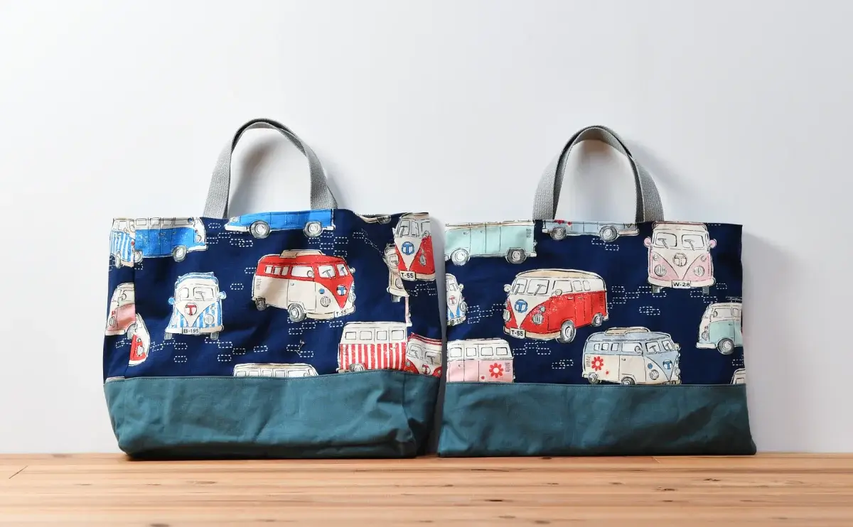 別注品の上履き入れと、レッスンバッグ（レトロバスネイビー、帆布アクアマリン）