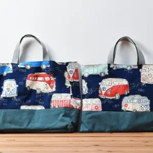 別注品の上履き入れと、レッスンバッグ（レトロバスネイビー、帆布アクアマリン）