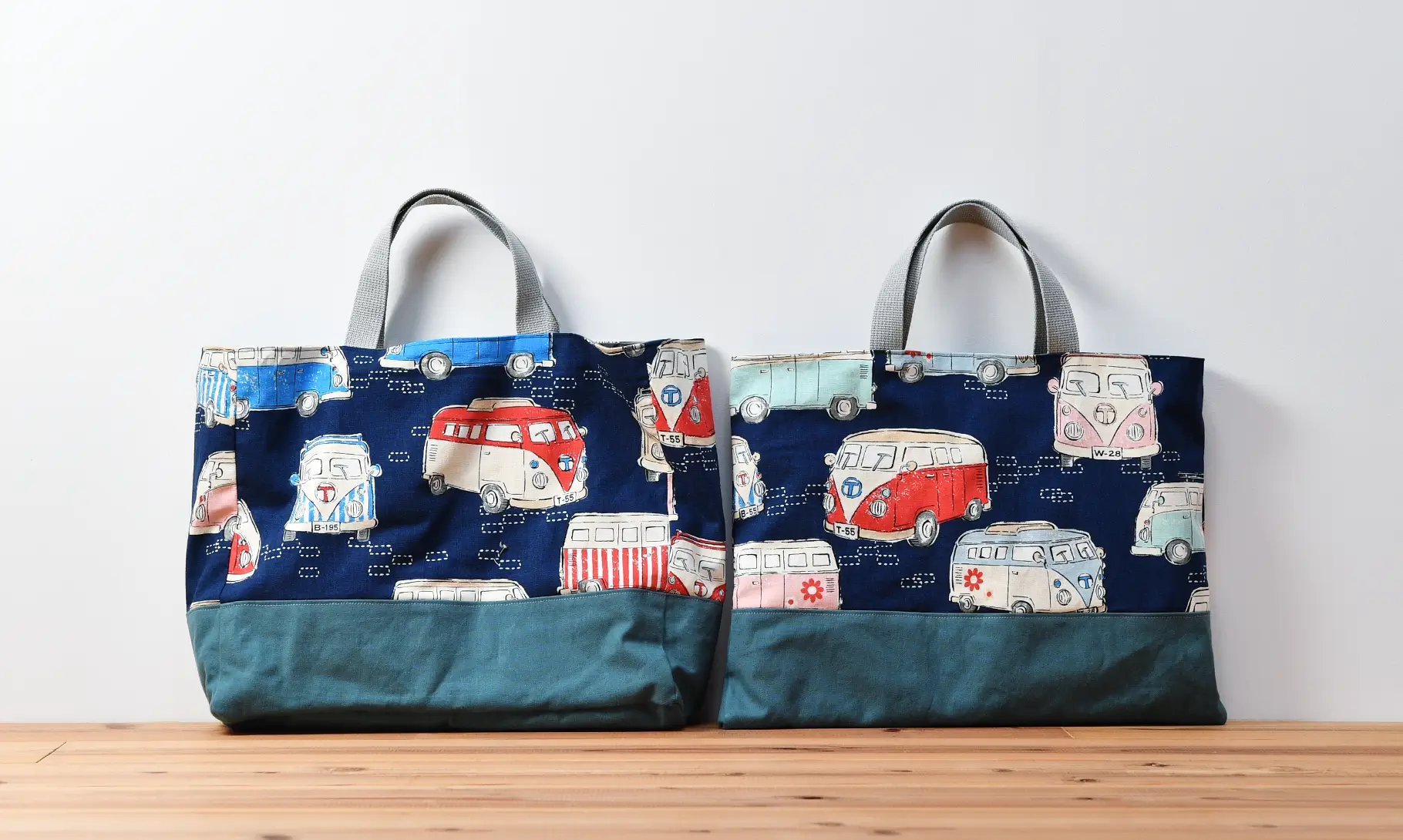 別注品の上履き入れと、レッスンバッグ（レトロバスネイビー、帆布アクアマリン）