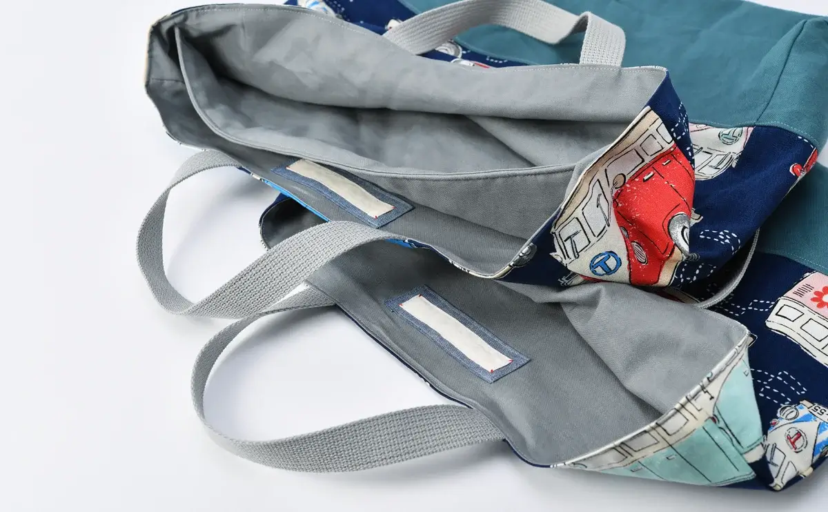 別注品の上履き入れと、レッスンバッグ（レトロバスネイビー、帆布アクアマリン）内側にネームタグ取り付け