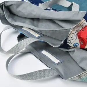 別注品の上履き入れと、レッスンバッグ（レトロバスネイビー、帆布アクアマリン）内側にネームタグ取り付け