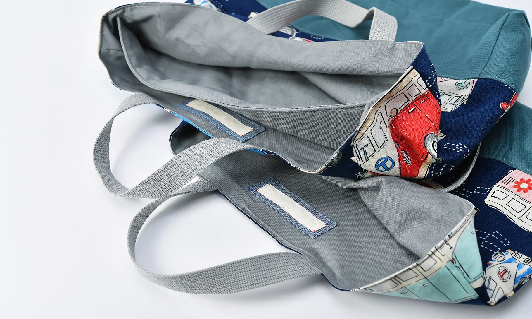 別注品の上履き入れと、レッスンバッグ（レトロバスネイビー、帆布アクアマリン）内側にネームタグ取り付け