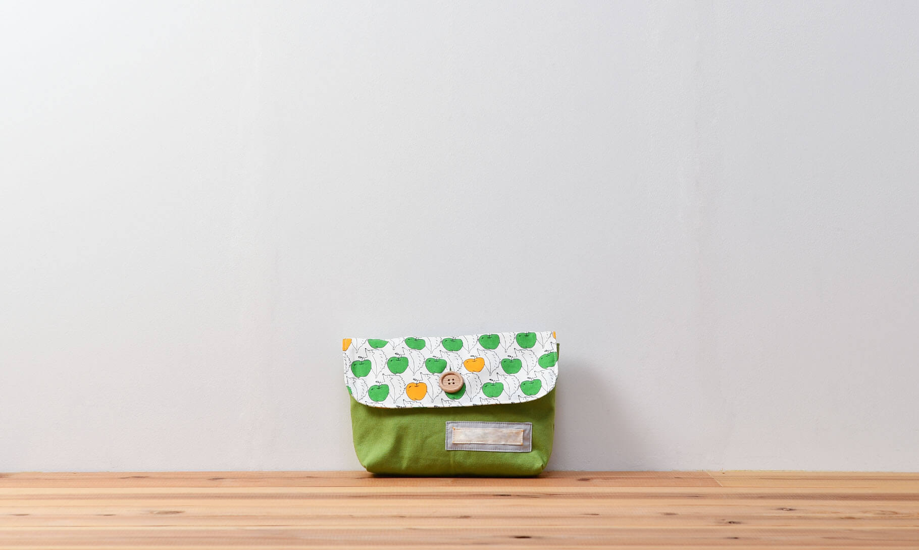 封筒型弁当袋(リンゴとハリネズミ、帆布グリーン )