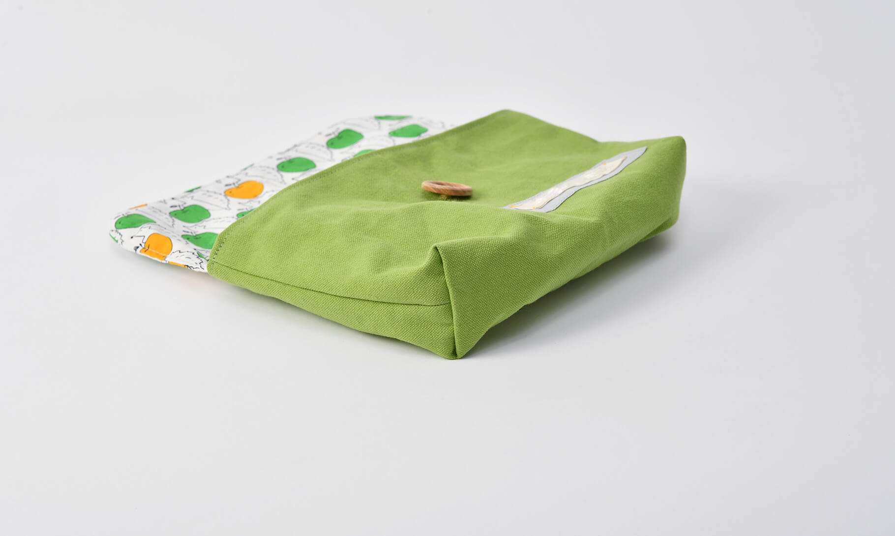 封筒型弁当袋(リンゴとハリネズミ、帆布グリーン )底部のマチ部分