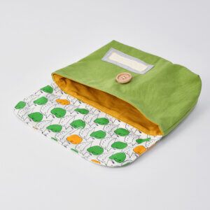 封筒型弁当袋(リンゴとハリネズミ、帆布グリーン )裏地マスタードと木のボタン