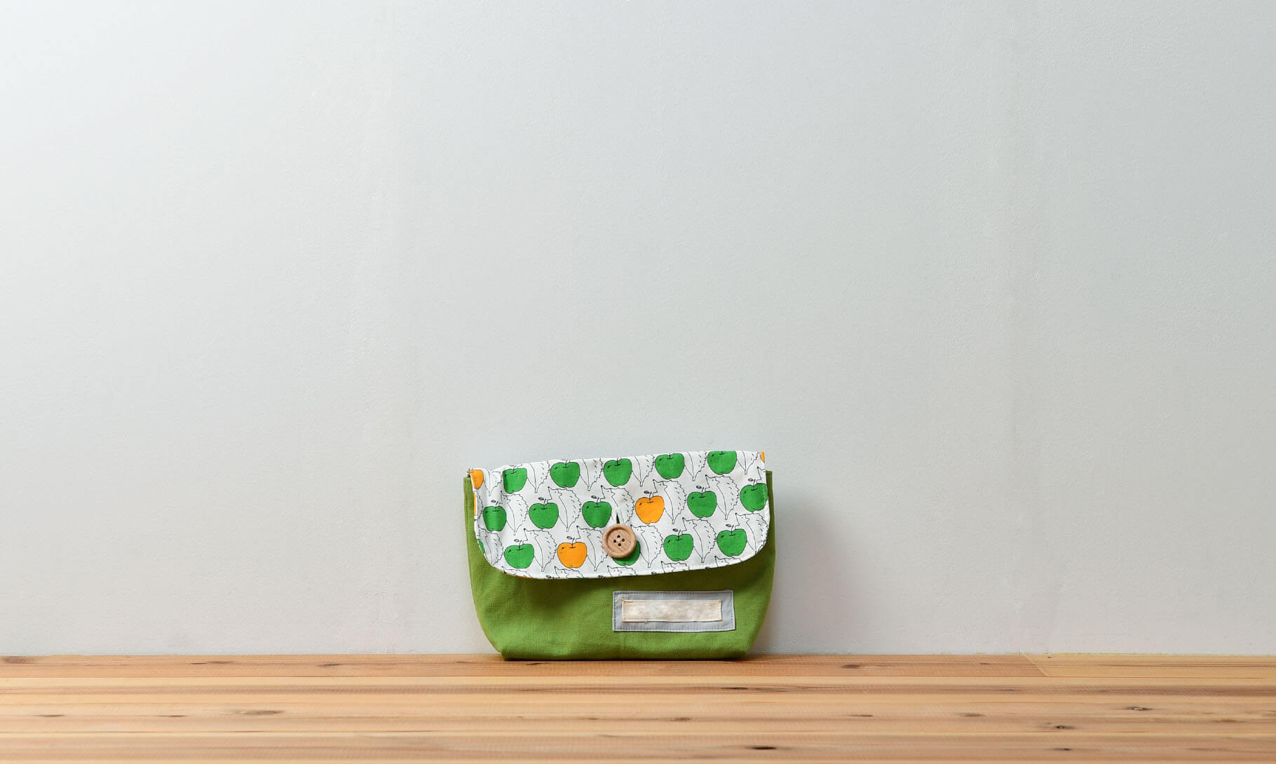 封筒型弁当袋(リンゴとハリネズミ、帆布グリーン)