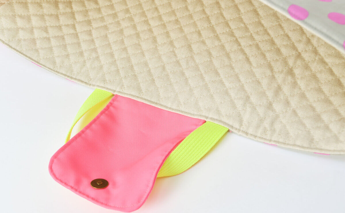ピアニカケース（蛍光ピンク、ピンクドットとライトグレー）開口部分マグネットボタン