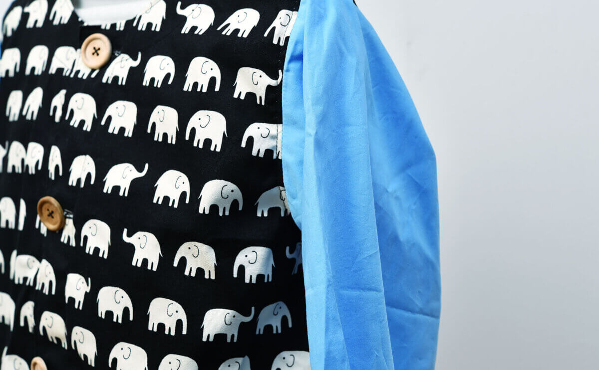 スモック(お持ち込み生地本体 ゾウ柄、お持ち込み生地袖 ブルー)袖縫い付け部分アップ