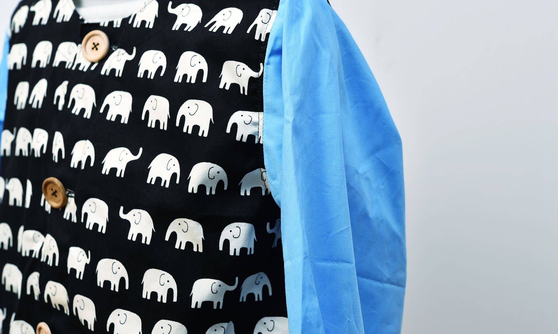 スモック(お持ち込み生地本体 ゾウ柄、お持ち込み生地袖 ブルー)袖縫い付け部分アップ
