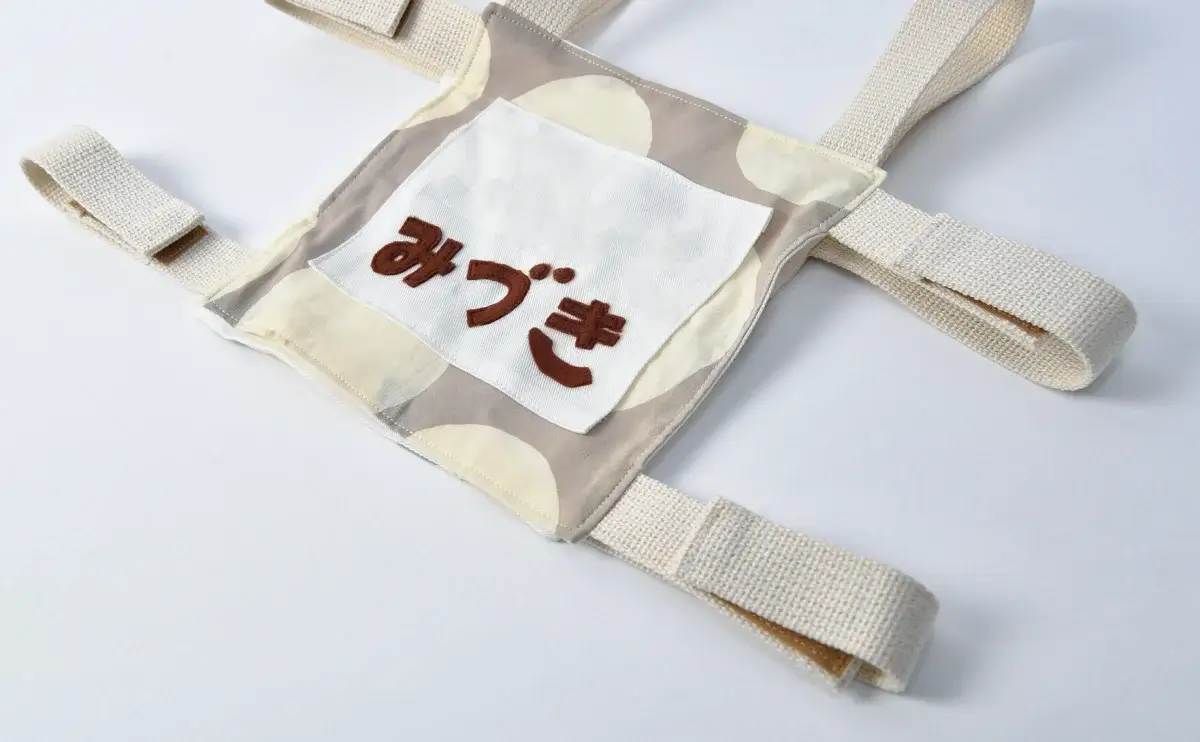 子供用ゼッケン（きなりの大きなドットとダークベージュ）ストラップの色きなり全体