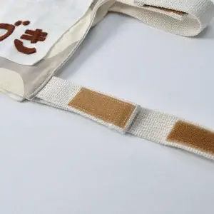 子供用ゼッケン（きなりの大きなドットとダークベージュ）ストラップの色きなり、マジックテープ部分
