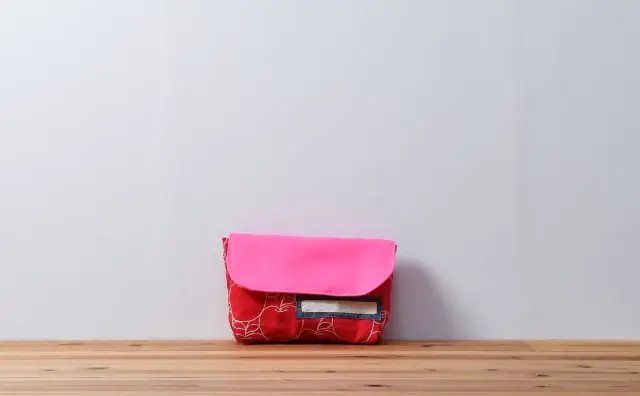 封筒型弁当袋（無地蛍光ピンク、刺繍のりんごとレッド）