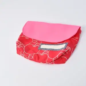 封筒型弁当袋（無地蛍光ピンク、刺繍のりんごとレッド）ネームタグ部分