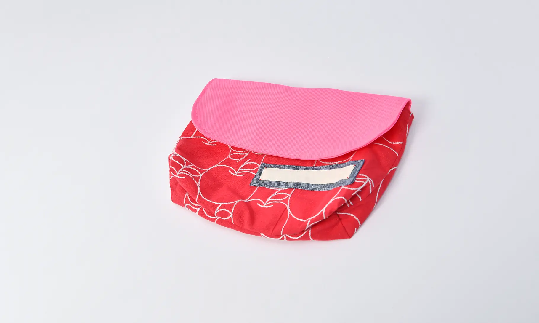 封筒型弁当袋（無地蛍光ピンク、刺繍のりんごとレッド）ネームタグ部分