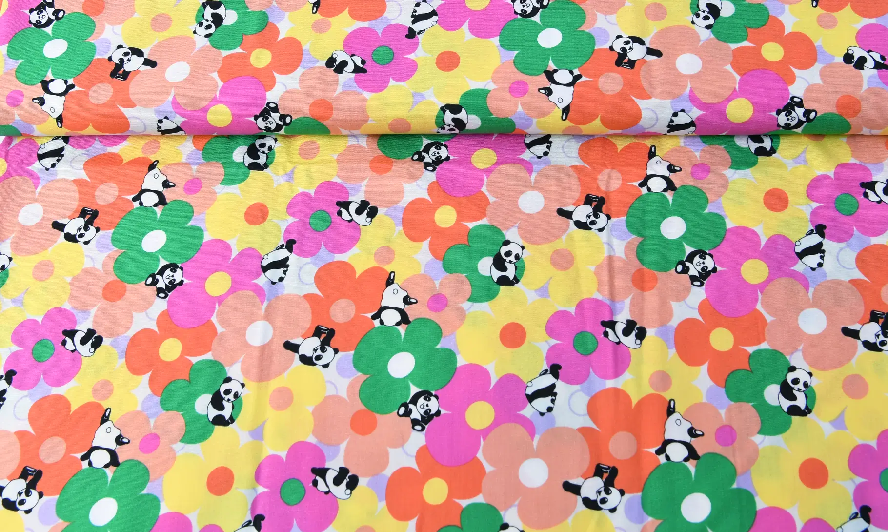 パンダとカラフルフラワー生地全体