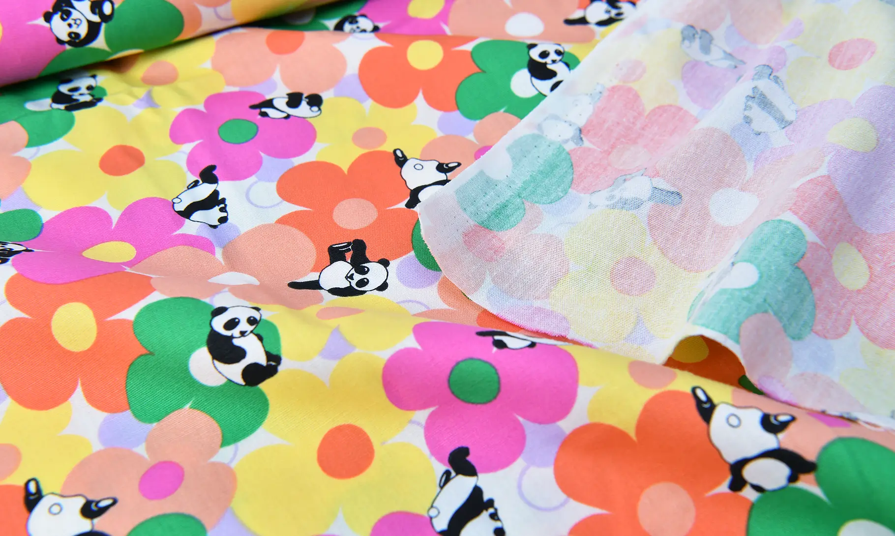パンダとカラフルフラワー生地アップ