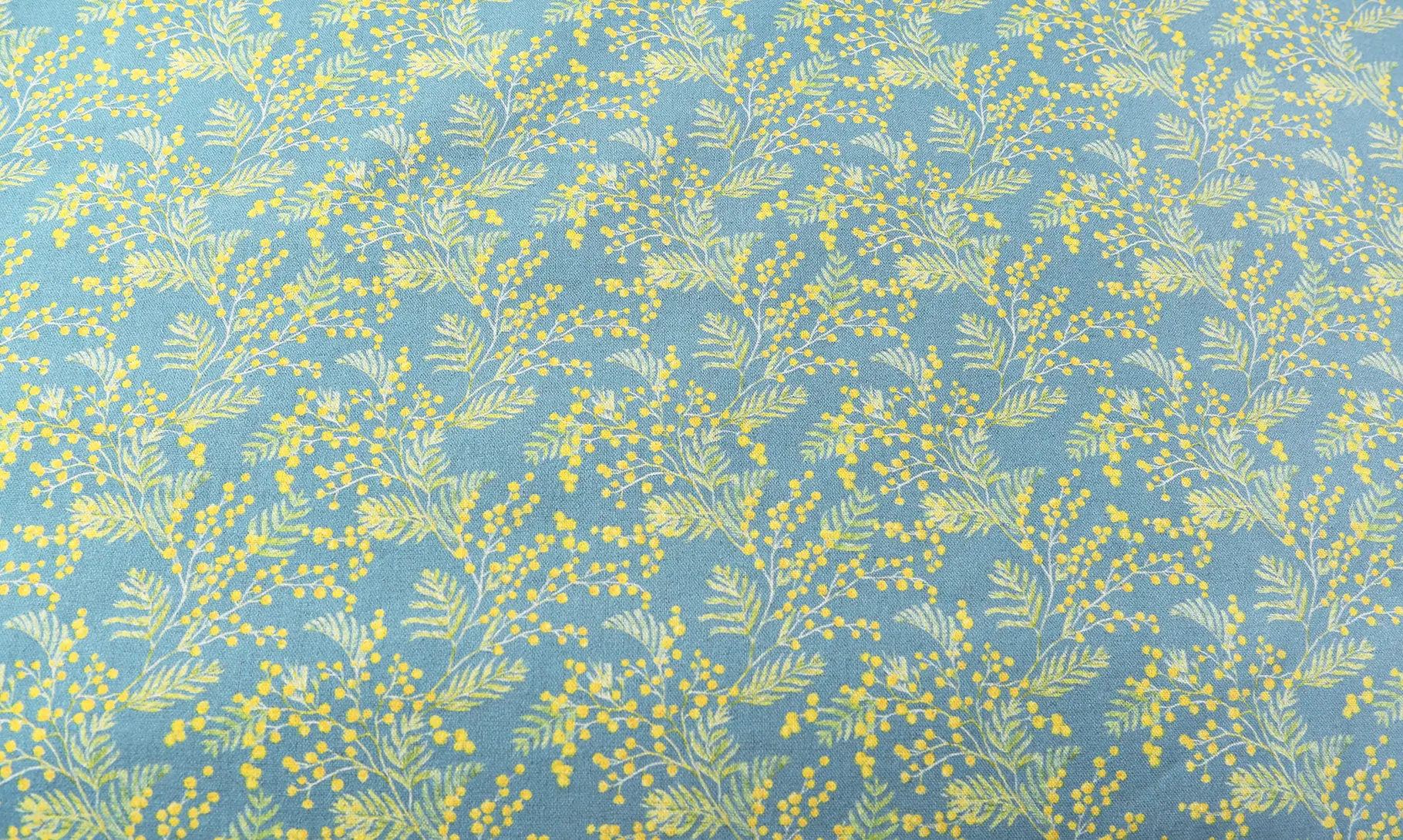 ミモザと淡いグリーン生地全体