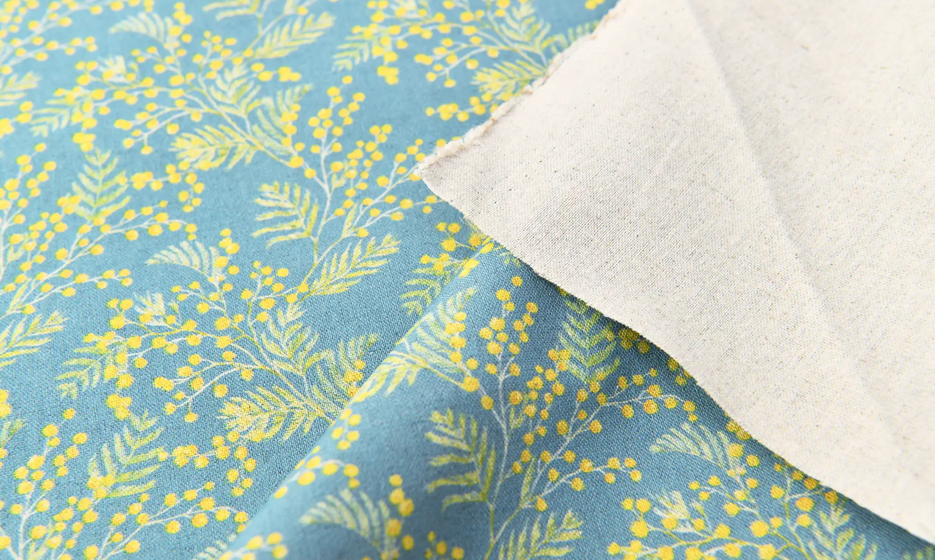 ミモザと淡いグリーン生地アップ