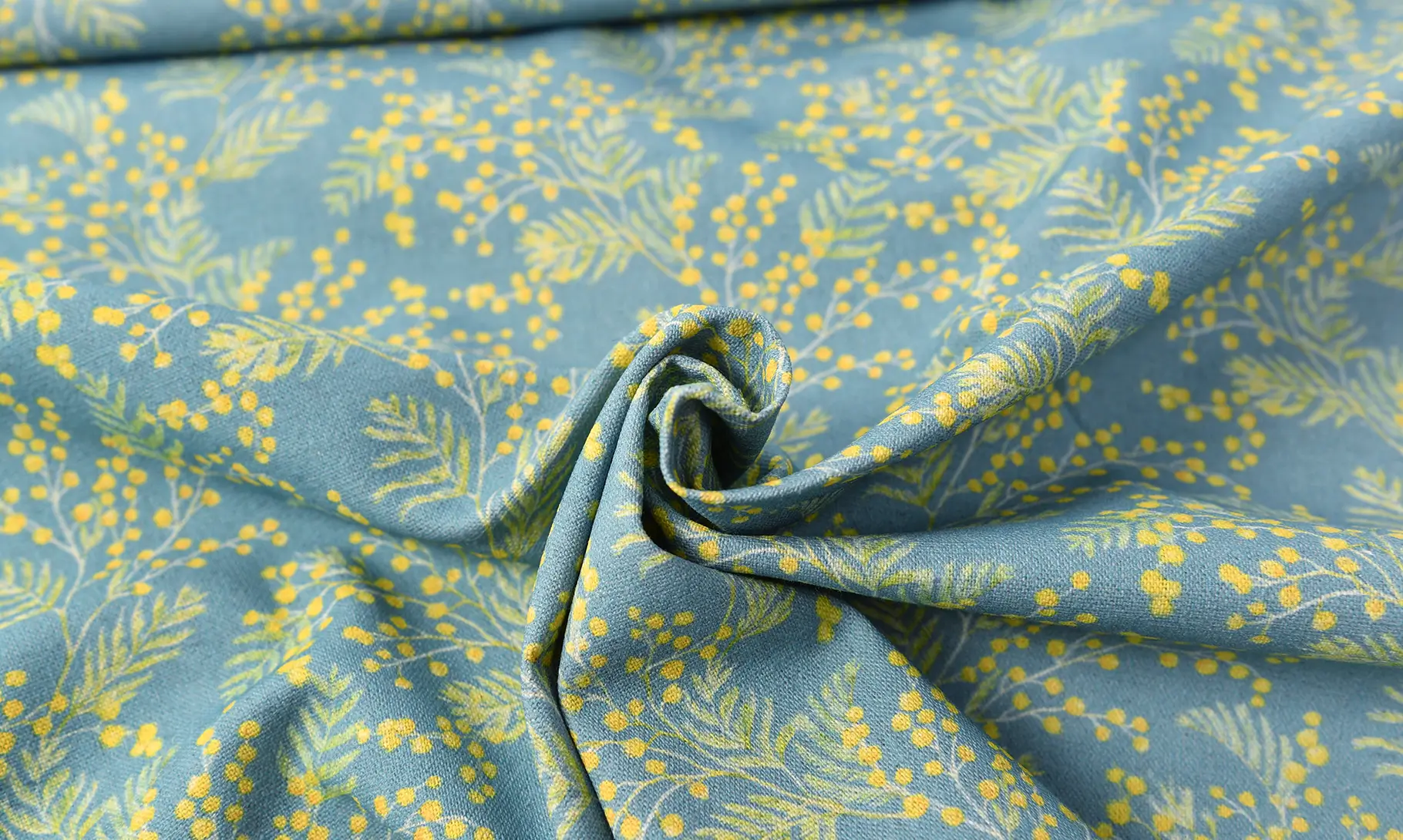 ミモザと淡いグリーン生地質感