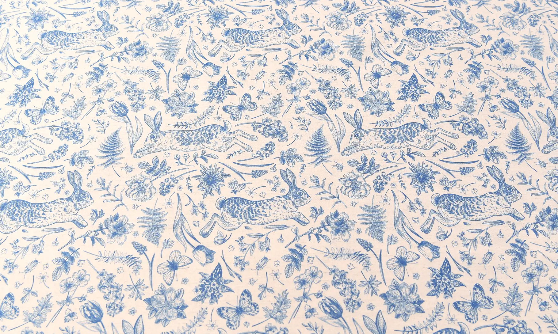 ブルーのウサギと草花生地全体