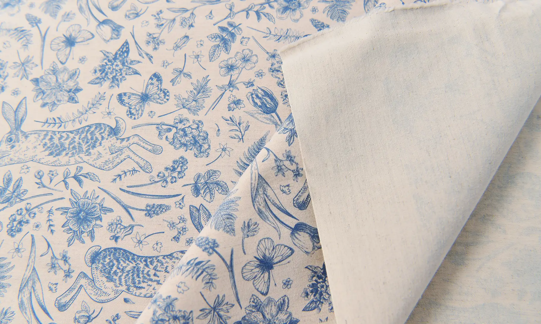 ブルーのウサギと草花生地アップ