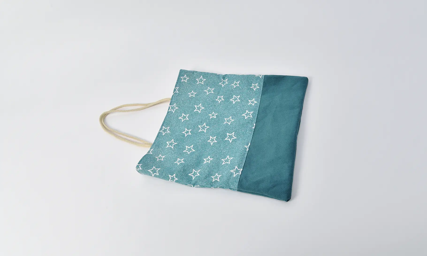 巾着袋カスタム品（星とデニム風の淡い青緑、帆布アクアマリン）全体、持ち手をバッグ形状に変更、ひもの色きなり