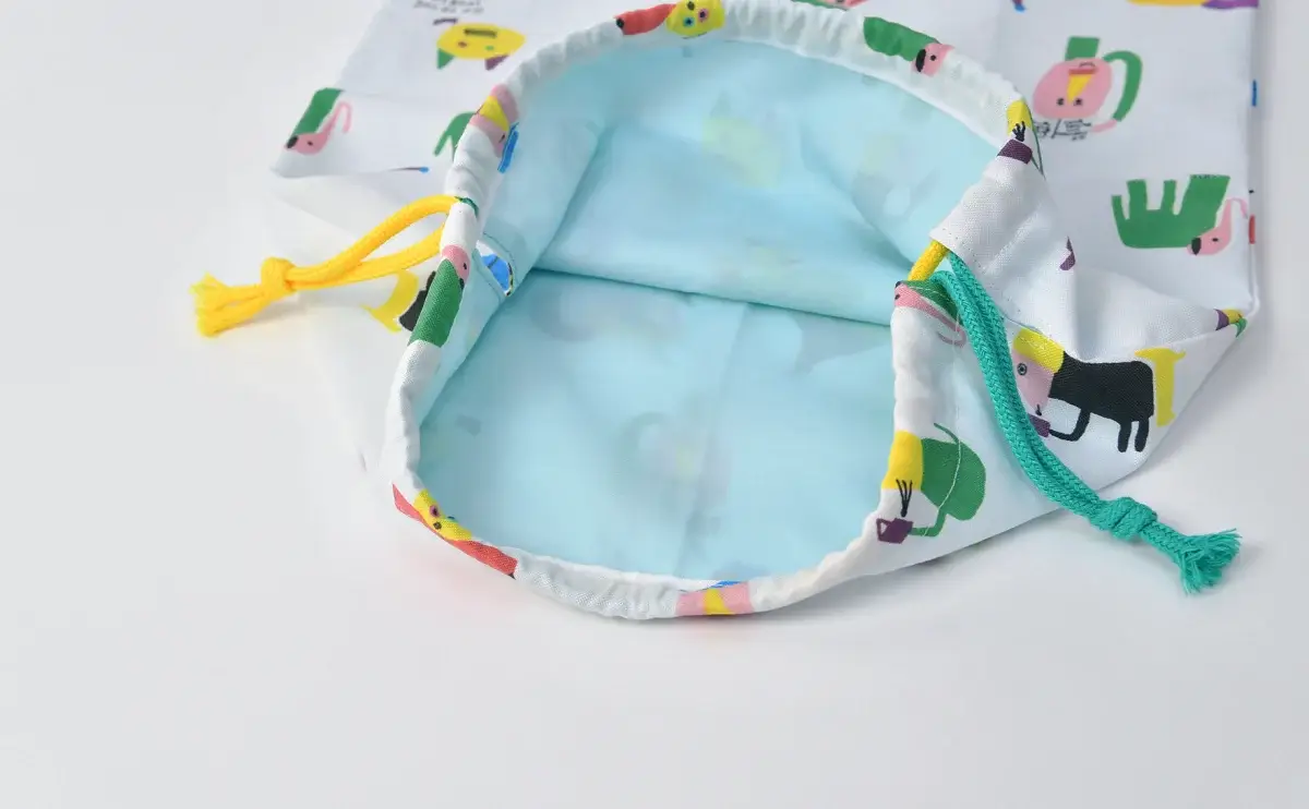 持ち込みの巾着袋カスタム品（お持ち込み生地、絵本の世界）裏地ペールグリーン無地