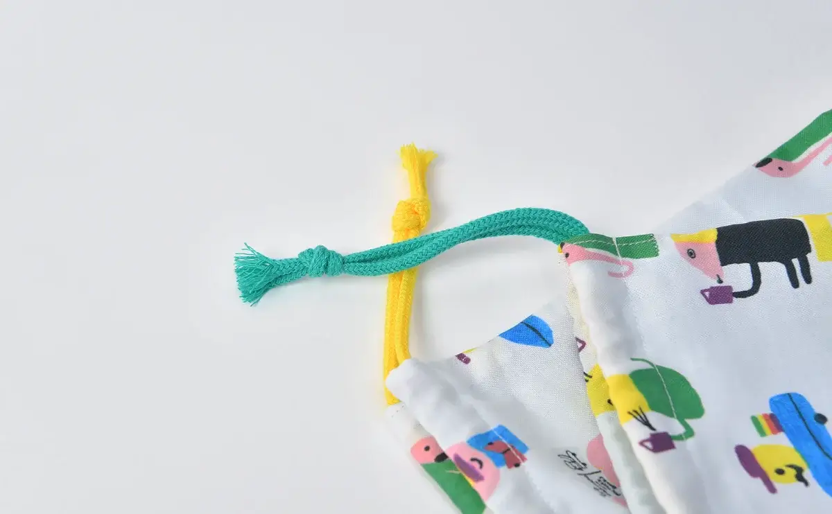 持ち込みの巾着袋カスタム品（お持ち込み生地、絵本の世界）絞りひもお持ち込み2色左右1色ずつ