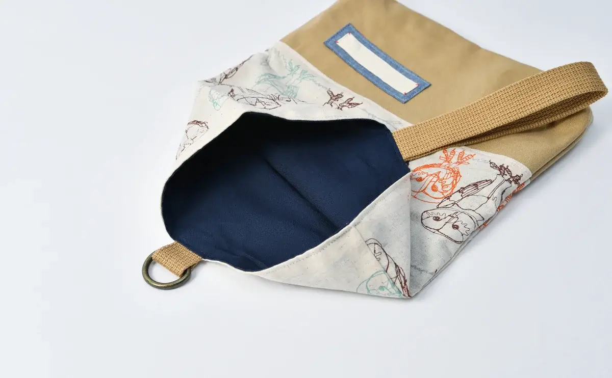 上履き入れ（ワイヤーフクロウ、帆布キャメル）裏地ネイビー、持ち手ブラウン