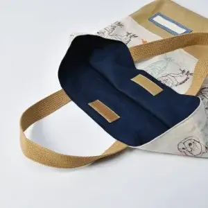 レッスンバッグ（ワイヤーフクロウ、帆布キャメル）裏地ネイビー、開口部閉じアイテムマジックテープ