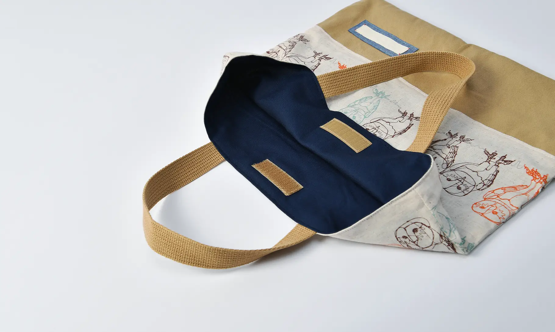 レッスンバッグ（ワイヤーフクロウ、帆布キャメル）裏地ネイビー、開口部閉じアイテムマジックテープ