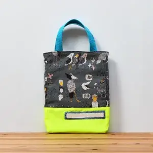 レッスンバッグを上履き入れとして（ハシビロコウグレー、無地蛍光イエロー）