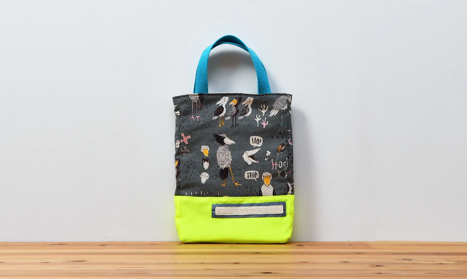 レッスンバッグを上履き入れとして(ハシビロコウグレー、無地蛍光イエロー)