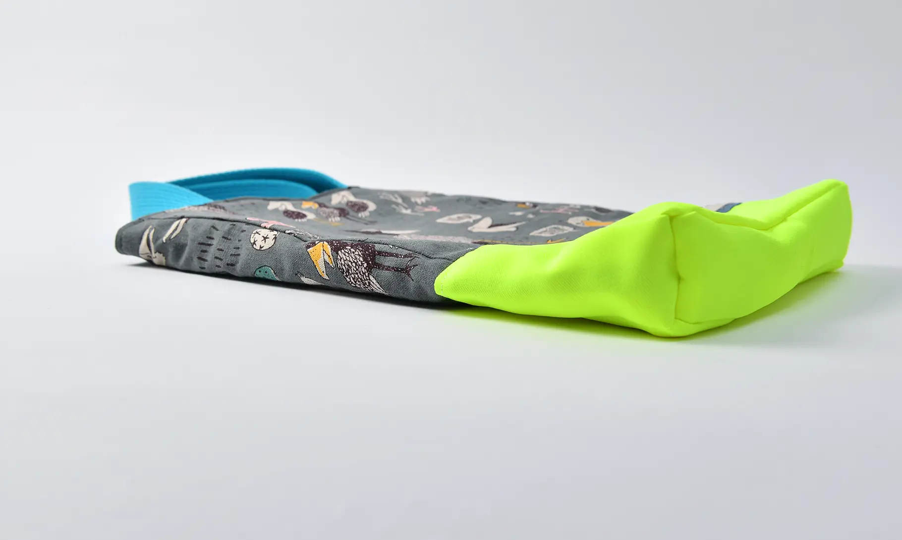 レッスンバッグを上履き入れとして(ハシビロコウグレー、無地蛍光イエロー)マチ全体