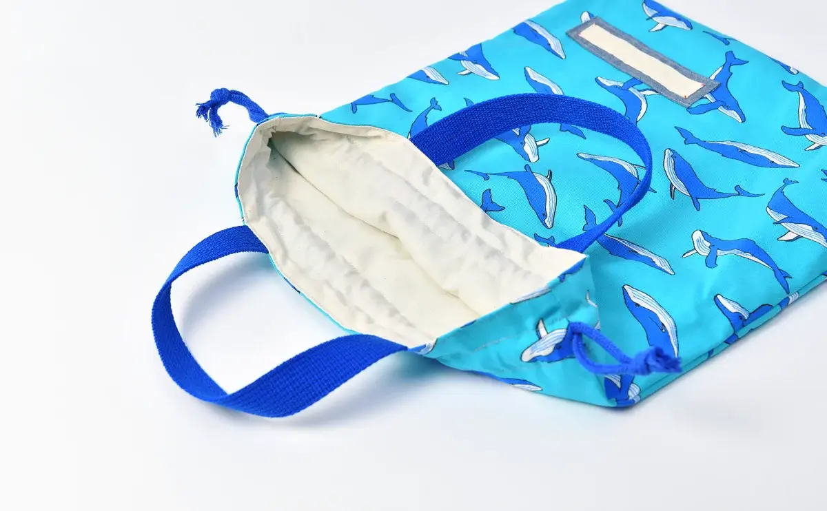 体操服袋（クジラとライトブルー）裏地きなり、持ち手の色ブルー