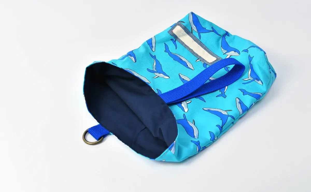 上履き入れ（クジラとライトブルー）裏地ネイビー、持ち手の色ブルー