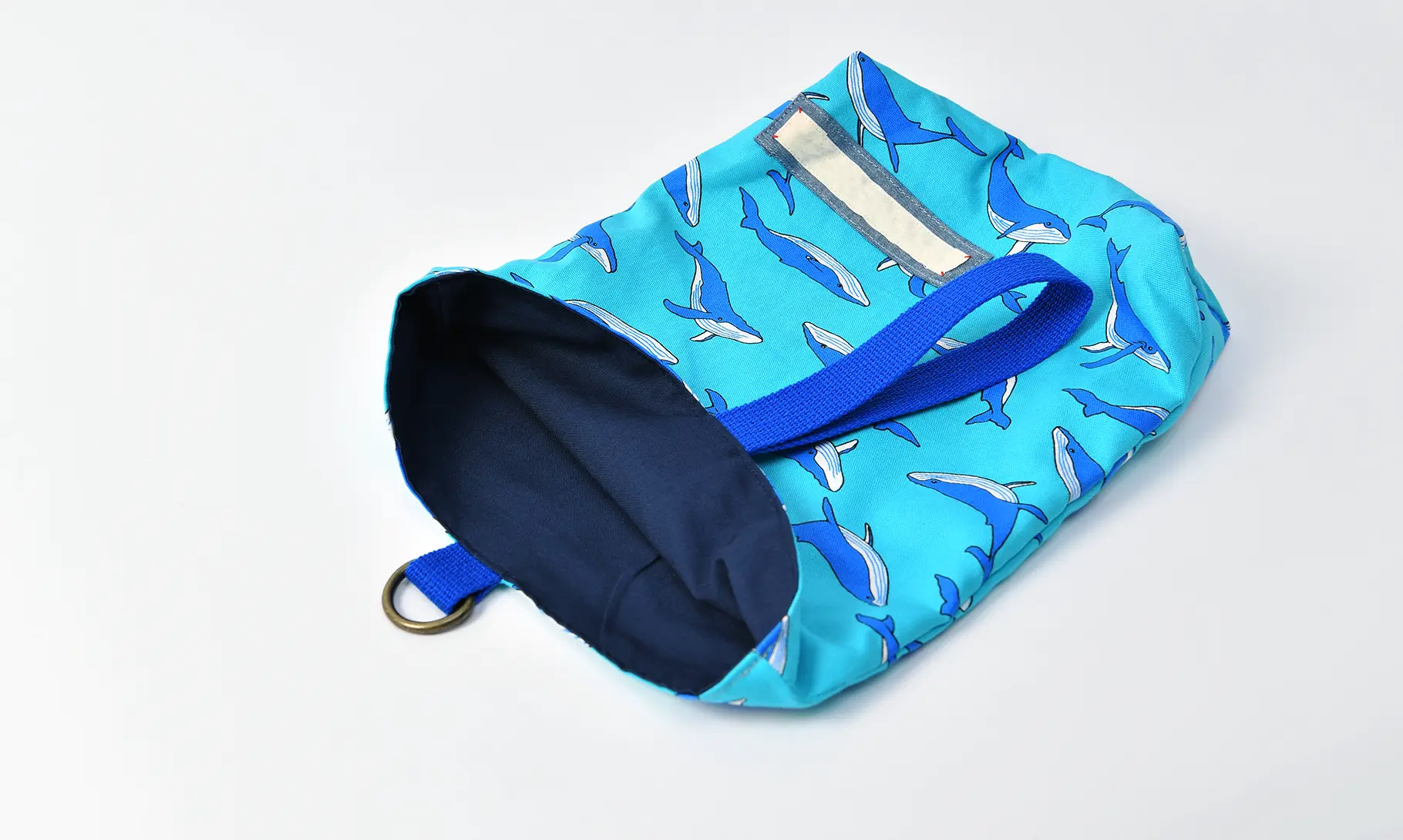 上履き入れ（クジラとライトブルー）裏地ネイビー、持ち手の色ブルー