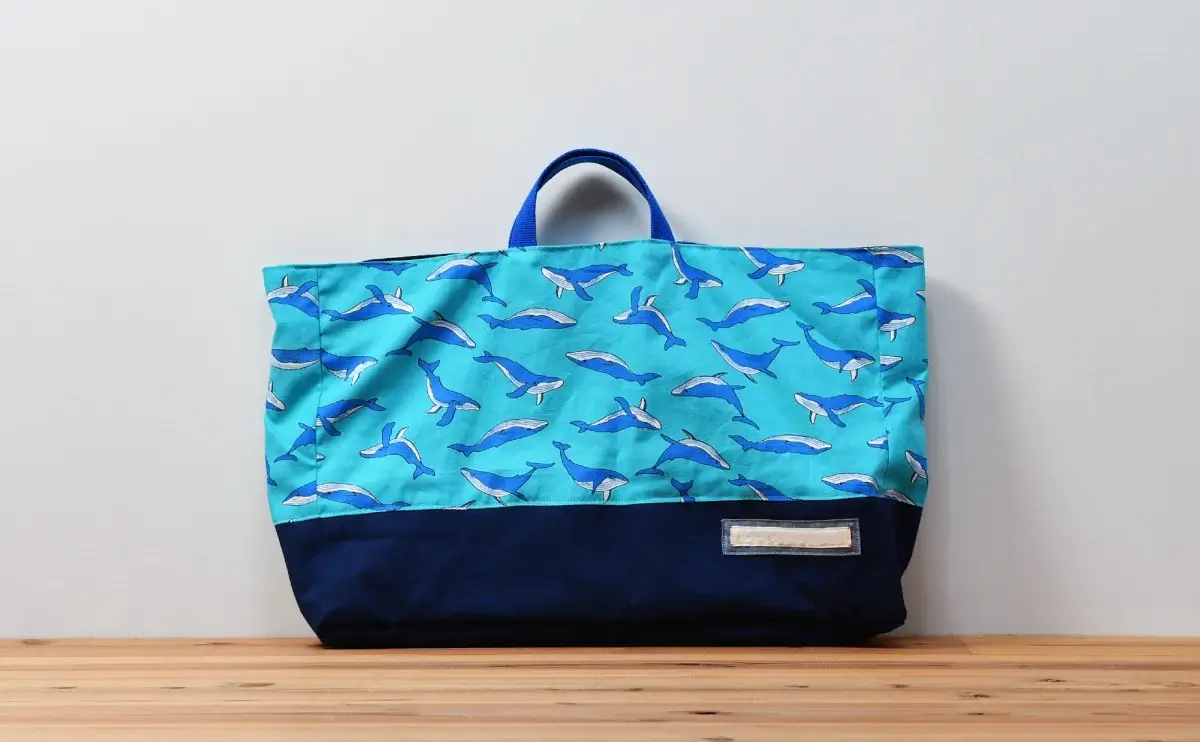 レッスンバッグ（クジラとライトブルー、帆布ダークブルー）