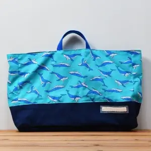 レッスンバッグ（クジラとライトブルー、帆布ダークブルー）