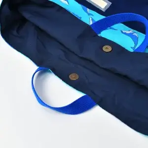 レッスンバッグ（クジラとライトブルー、帆布ダークブルー）裏地ネイビー、閉じアイテムマグネットボタン、持ち手ブルー